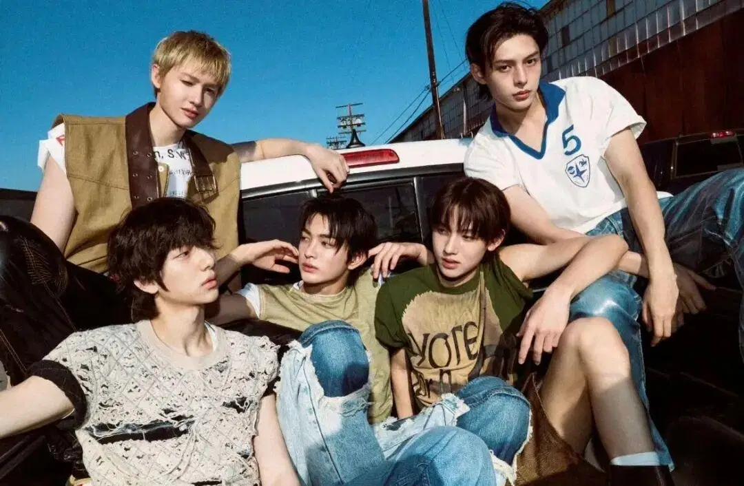 Cover album Cortis berjudul Color Outside the Line